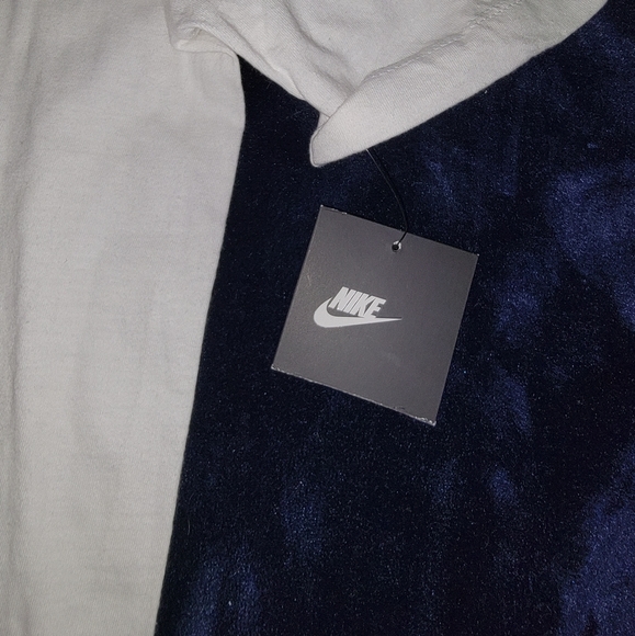 NWT women's nike - Picture 3 of 4